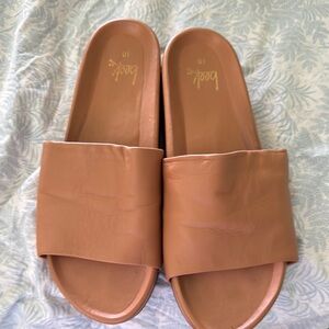 Beek Women's Beige Pelican Slide Sandals - in new condition.